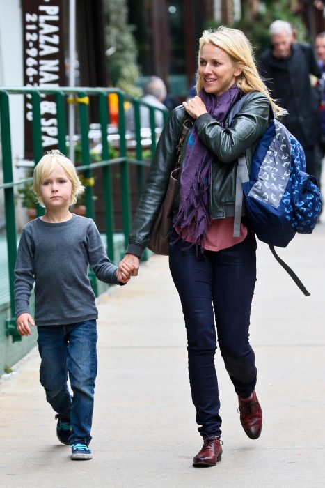 naomi watts va por su hija 