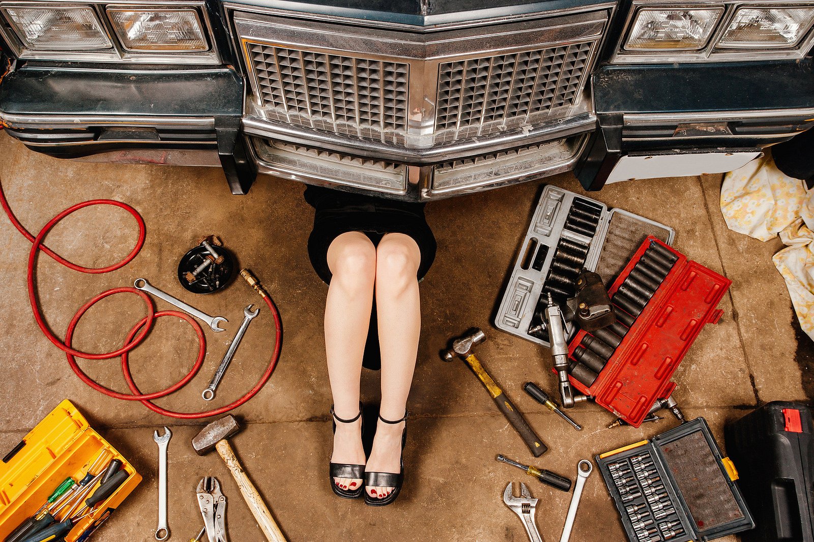 Девушка чинит машину. Женщина чинит машину. Девушка чинит автомобиль. Девушка под машиной ремонтирует. Девушка автослесарь.