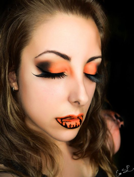 mujer con los labios y los ojos maquillados de color naranja 