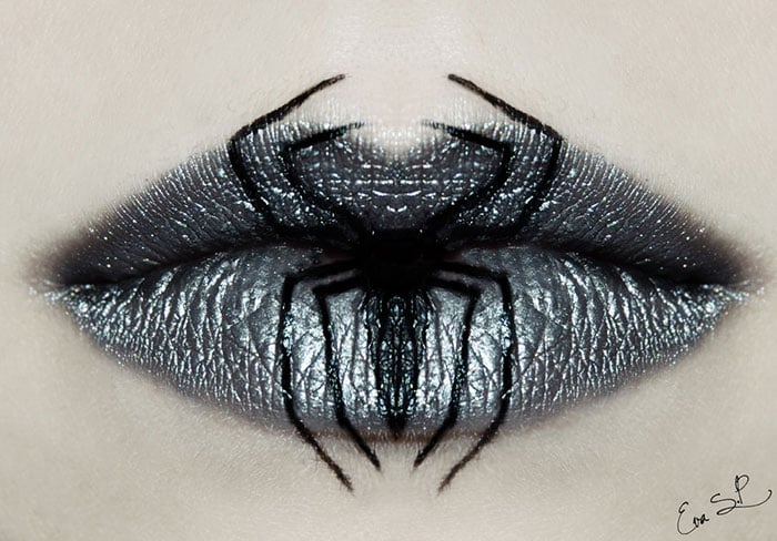 labios de color plata con una araña en color negro 