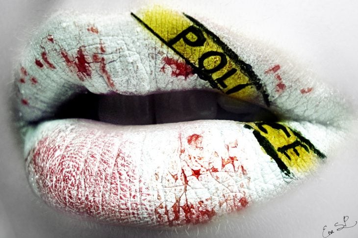 labios rojos y blancos con una linea amarilla que dice policía 