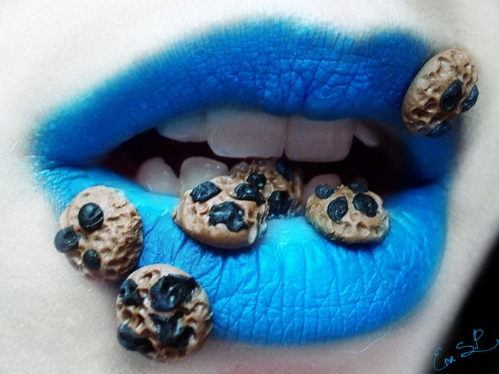 labios de color azul con pequeñas galletas sobre ellos 