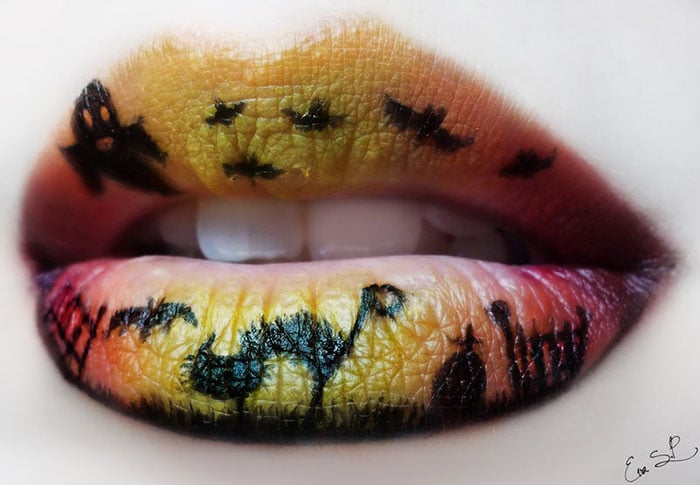 labios pintados con fantasmas gatos y murciélagos 
