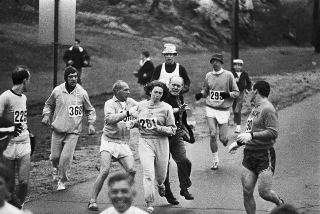 mujer corriendo un maratón y queriendo ser detenida 