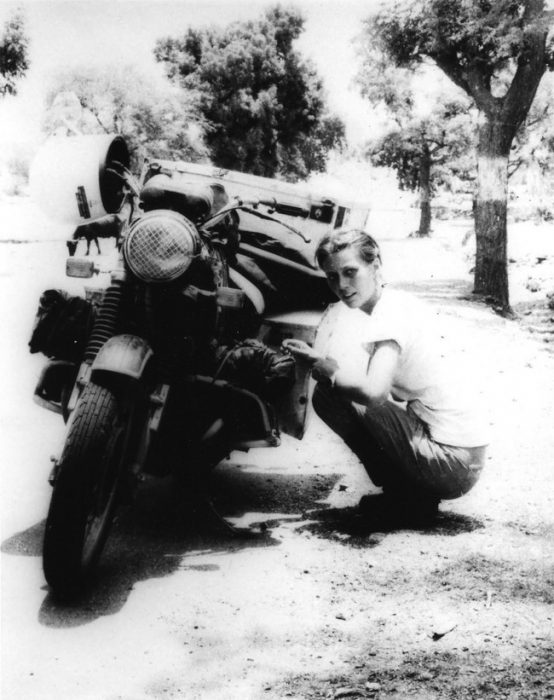 mujer junto a una motocicleta 