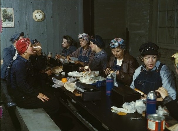 mujeres desayunando en una estación de tren