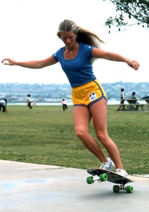 mujer patinando en la acera