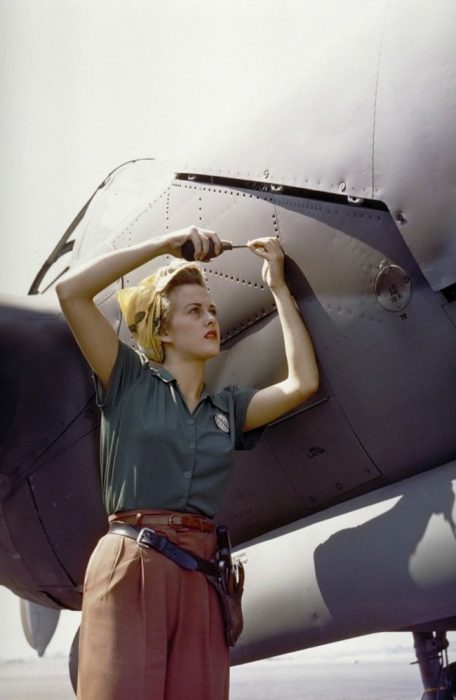 mujer reparando un avión 