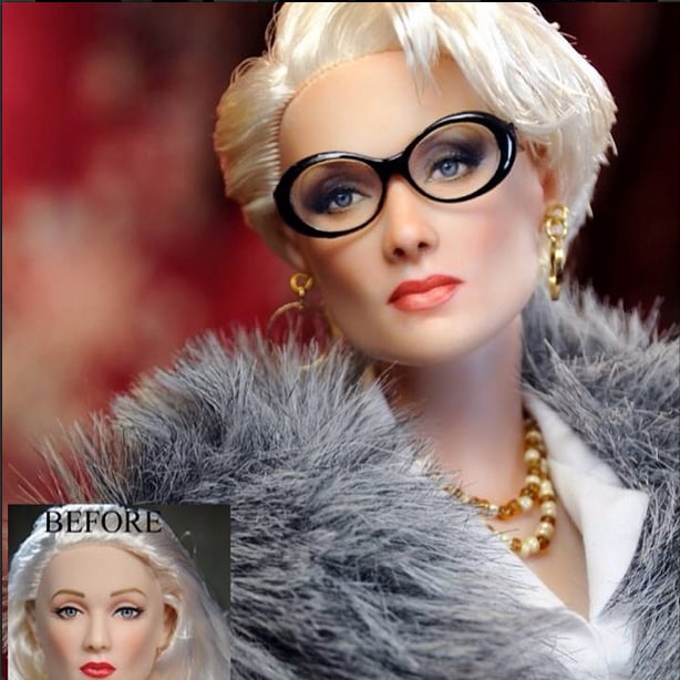 muñeco de Meryl Streep usando un saco gris, camisa blanca collar dorado y lentes 