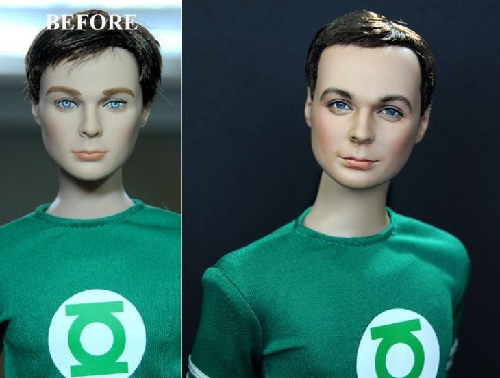 muñeco de sheldon cooper usando una camisa verde 