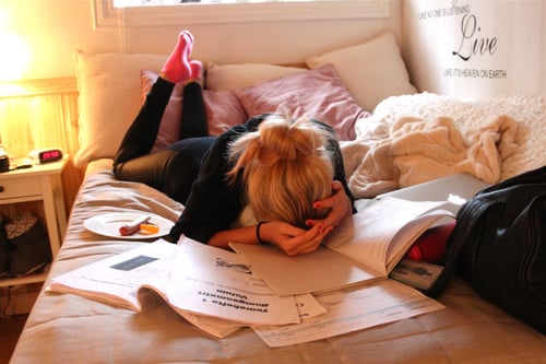 chica en su habitaciÃ³n estudiando 