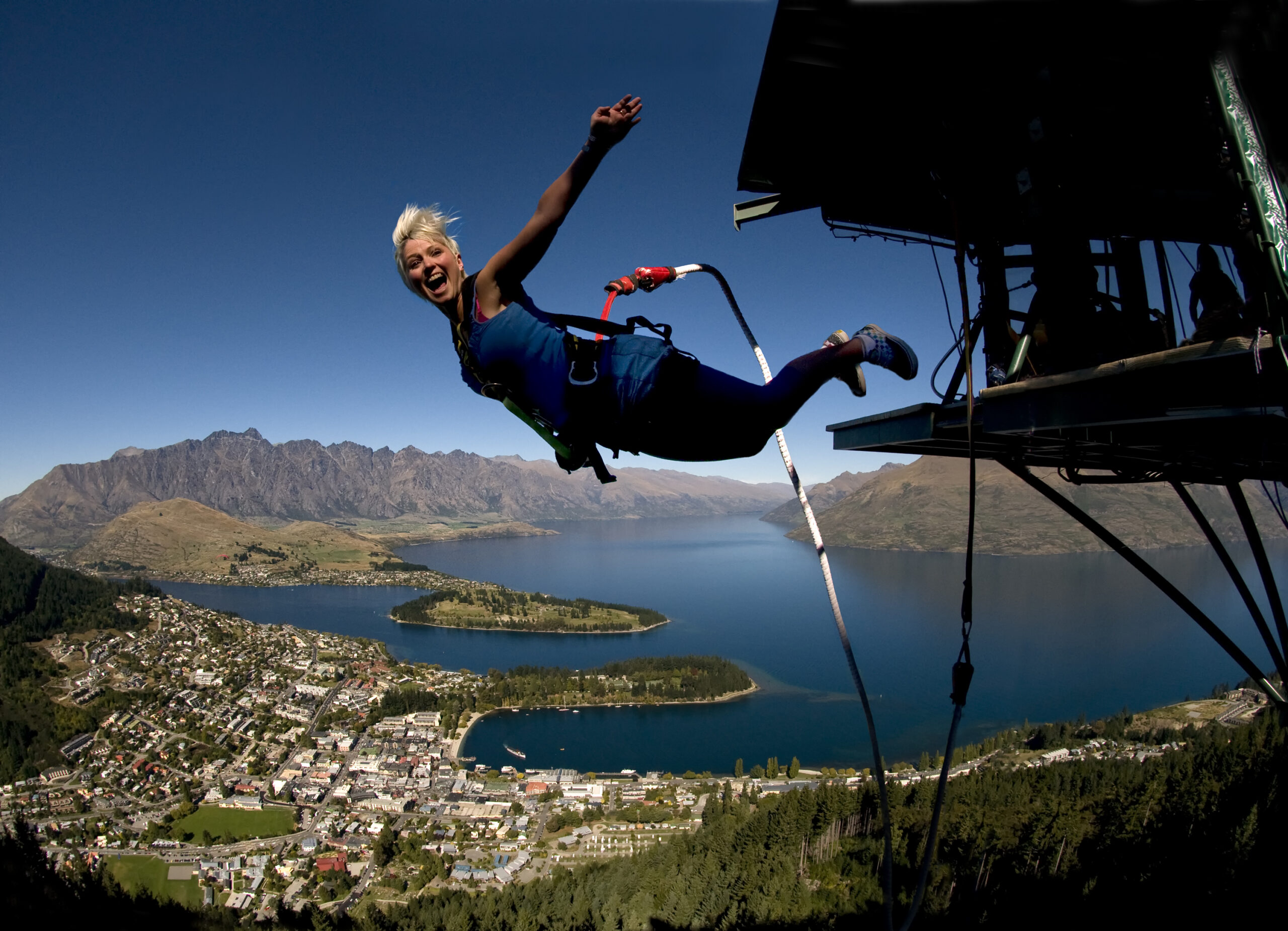 chica aventandose del bungee