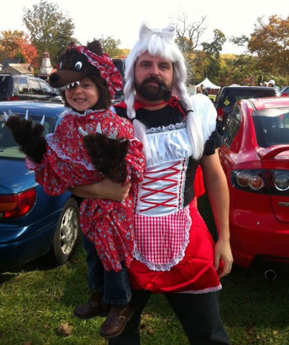 hombre vestido de caperusita roja junto a su hija vestida de lobo 