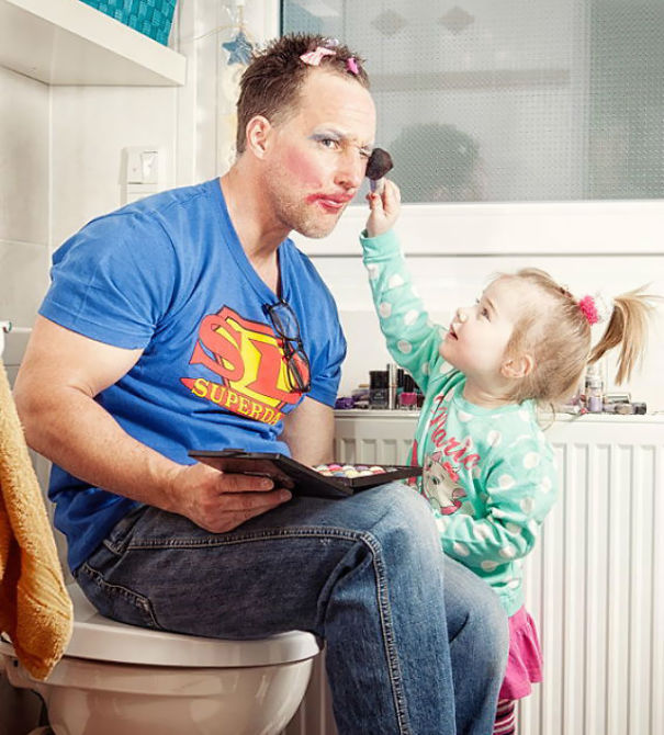 hombre sentado siendo maquillado por su hija 