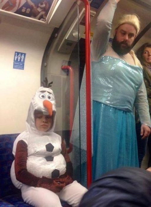 hombre vestido de princesa de disney acompañando a su hija vestida de hombre de nieve 