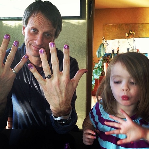 hombre y su hija mostrando sus uñas pintadas 