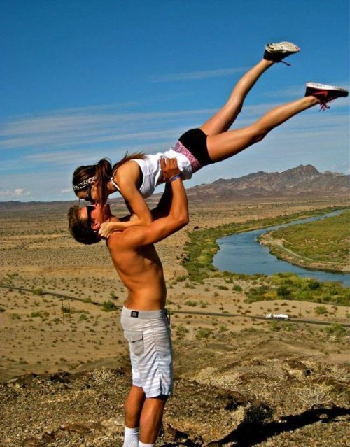 pareja de novios haciendo ejercicio en un jardín 