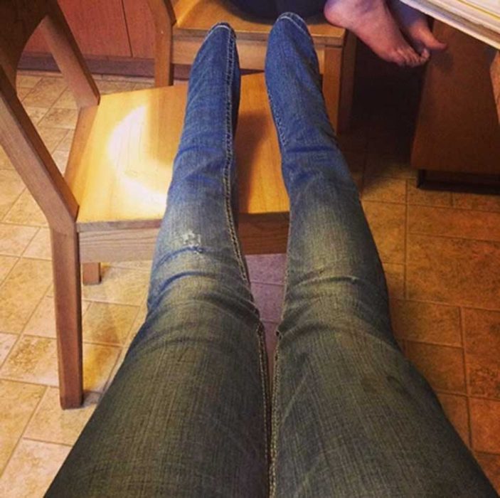 persona con piernas cortas que le quedan largos los pantalones 