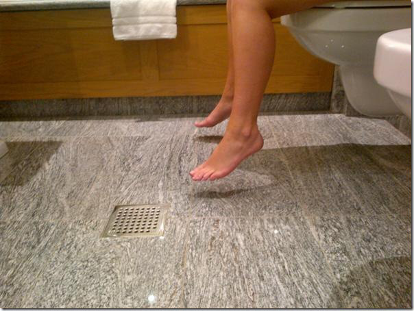 pies colgando de una baño 