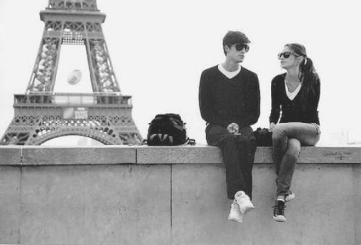 pareja platicando con la torre de paris de fondo 