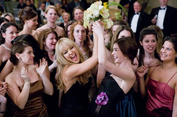 mujeres peleando por un ramo de novia