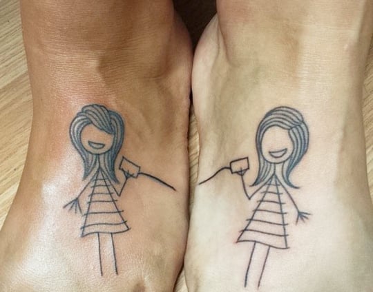 Tatuaje en el pie de muñequitas