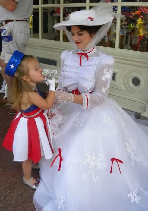 niña junto a una mujer vestida de merry popins 