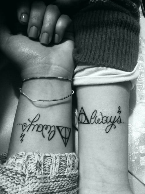 Tatuajes en las muñecas con símbolos de Harry potter y la palabra Always 