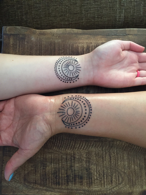 Tatuajes de sol, luna y estrellas en las muñecas 