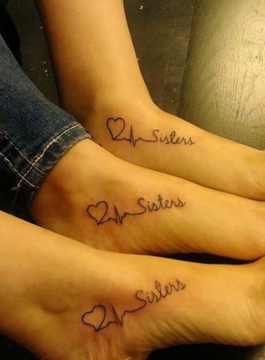 Tatuajes de cardio y la palabra sisters en los pies 