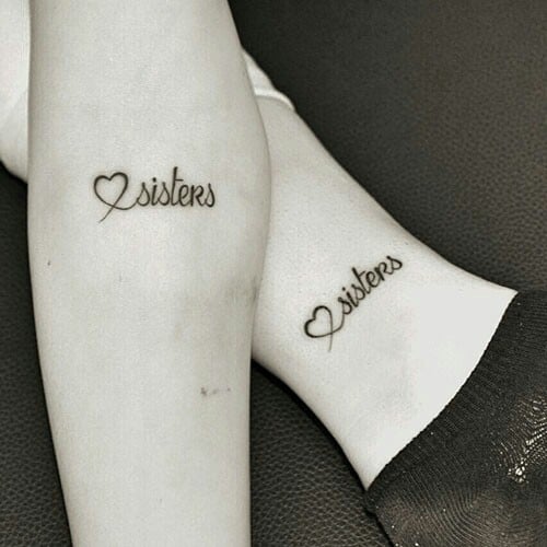 Tatuaje de corazón y la palabra Sisters 