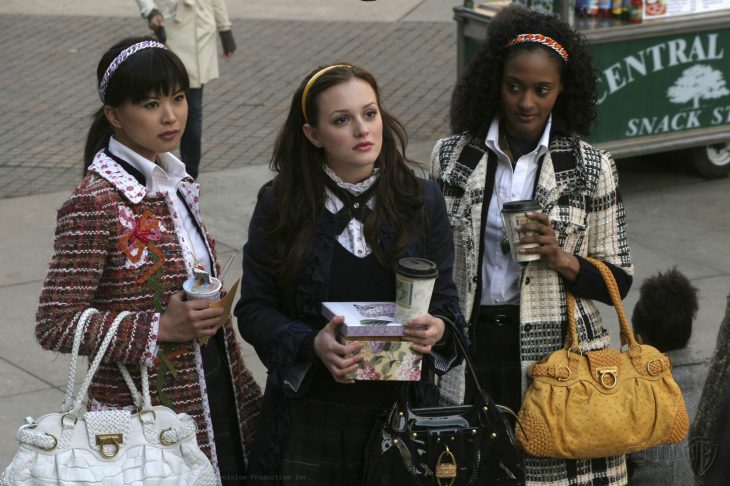 mujeres gossip girl husmeando