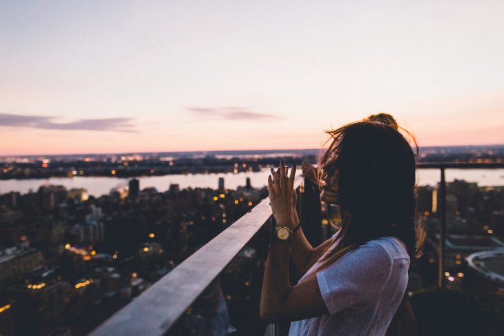 Chica tomando una foto al horizonte 