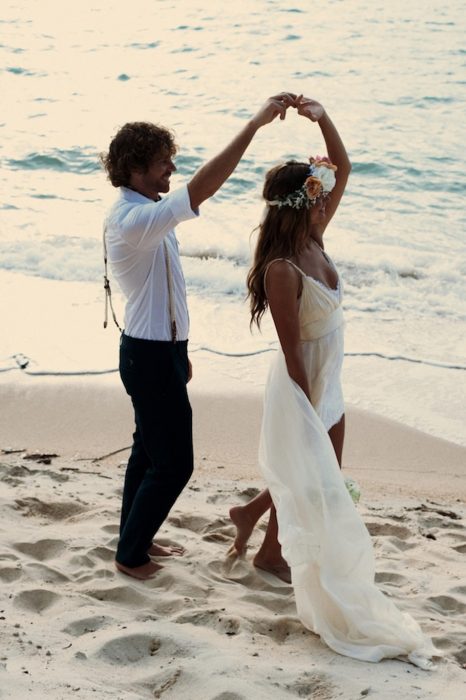 Pareja de novios en una playa 