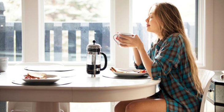 Chica tomando una taza de café 