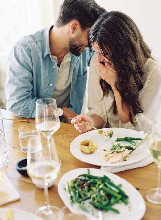 Novios comiendo comida sana del mismo plato 