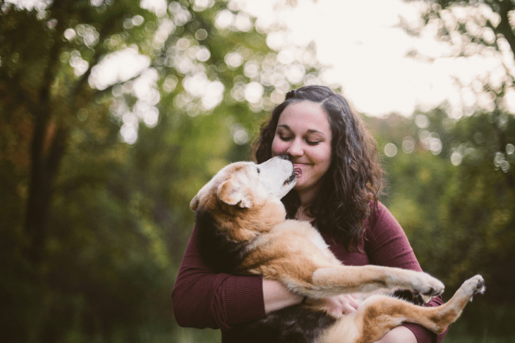 Perro besando a su dueña 