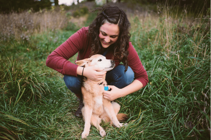 Chica acariciando a su perro 