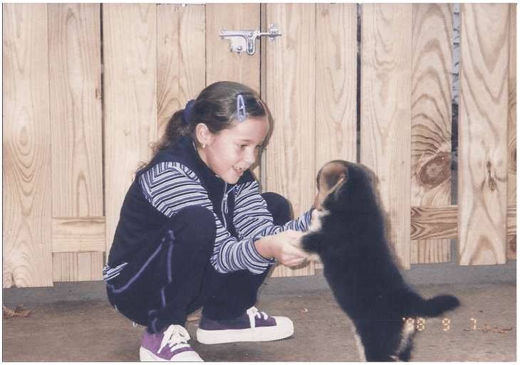 Niña feliz jugando con un perro 