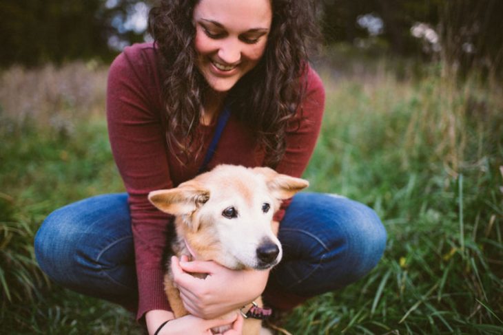 Chica con su perro en el pasto 