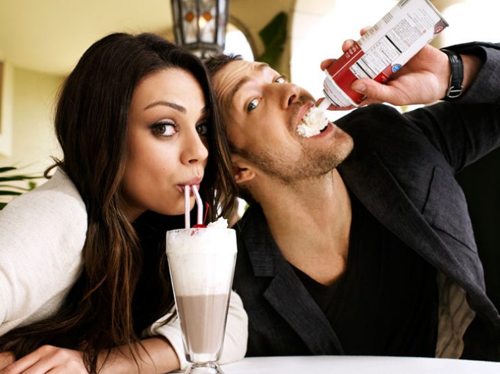 Mila kunis y Justin Timberlake tomando malteada 