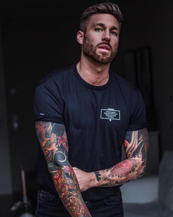 Hombre guapo con tatuajes y barba