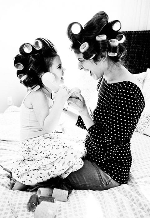 Madre e hija hablando por teléfono 