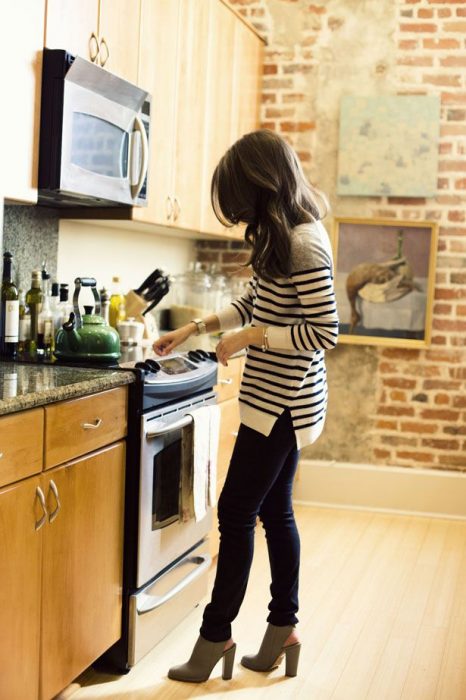 Foto de chica cocinando 