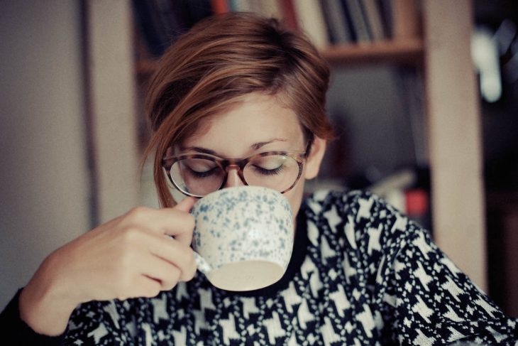 Chica tomando una taza de café 