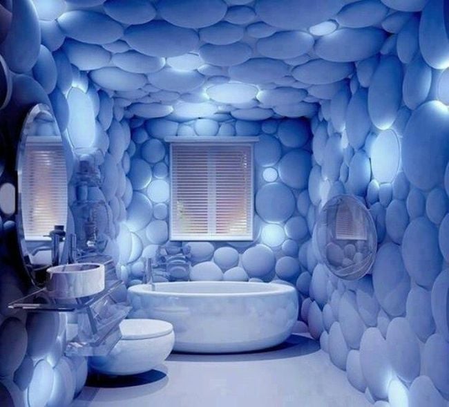 baño con las paredes con forros que parecen burbujas 