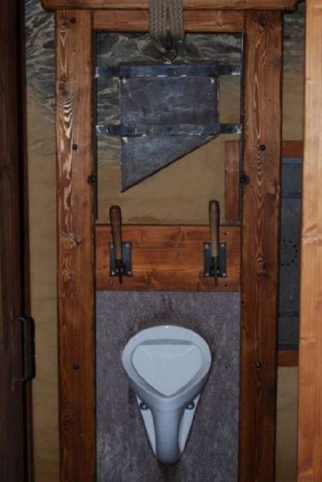 baño que esta diseñado como si fuer una guillotina 