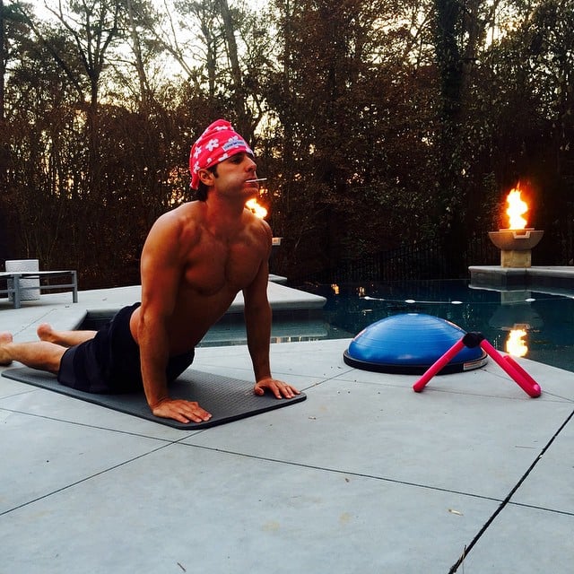 hombre practicando yoga al lado de una piscina 