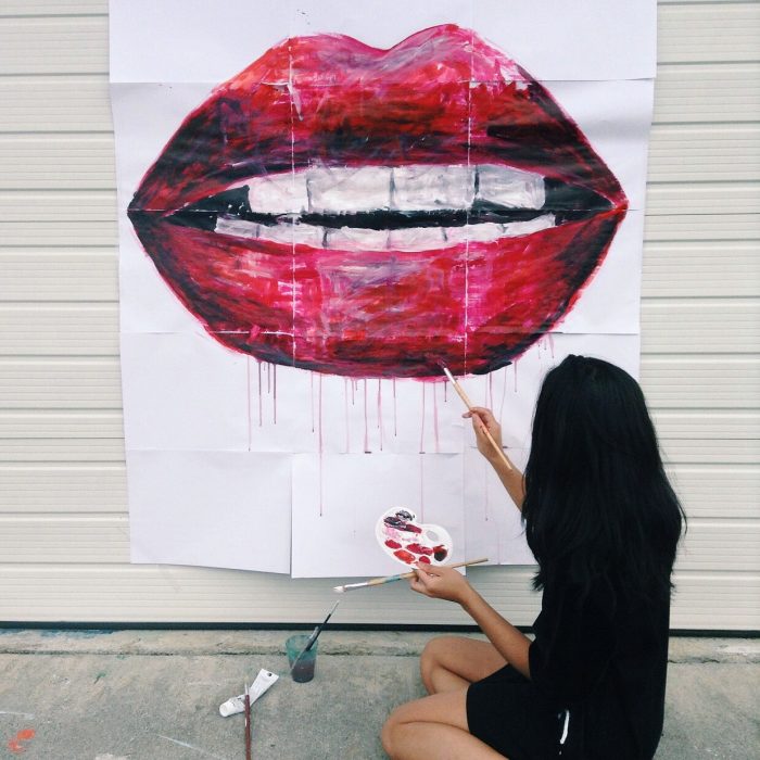 mujer pintando un cuadro 