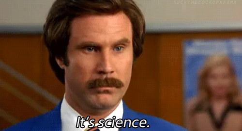hombre con bigote y traje color azul hablando de ciencia 